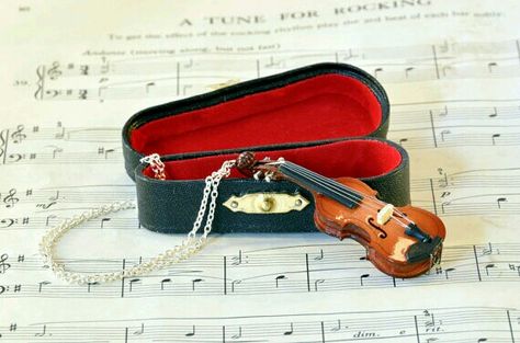 Beautiful idea! Violin Art, Orchestra Music, Violin Case, Violin Music, Music Jewelry, Music Accessories, I Love Music, Violinist, Sound Of Music