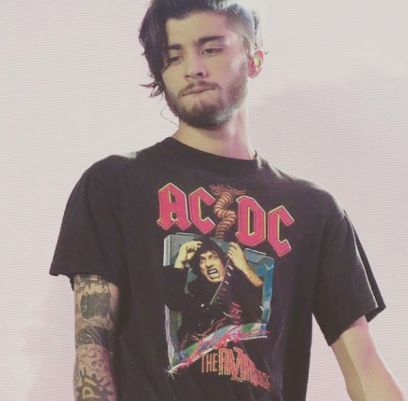 Zayn Malick in an AC/DC t-shirt Zayn Malik Photos, Zayn Malik Pics, Hair Icon, 1d And 5sos, Pink Wall, On The Road Again, Fan Fiction, Zayn Malik, Liam Payne