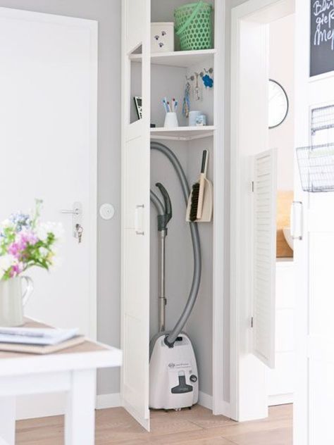 Clever Ideas For Every Odd Corner and Space in Your Home - MarilenStyles.com Hallway Organization, Corner Closet, Corner Wardrobe, Built In Cupboards, Corner Storage, Diy Casa, Hallway Storage, Kitchen Corner, Storage Closet Organization