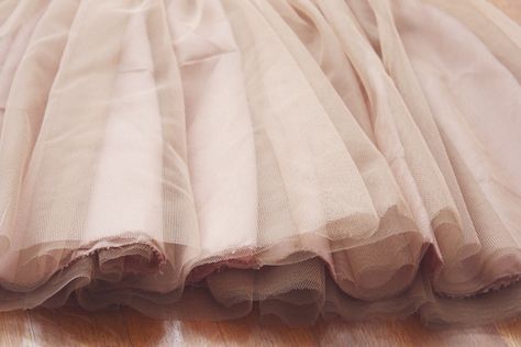 Un carnet sans pages DIY : comment faire une jupe en tulle / jupe tutu Tulle Dress Diy, Diy Jupe, Tutu En Tulle, Diy Tulle, Crochet Couture, Diy Tutu, Kids Couture, Diy Couture, Tutu Skirt