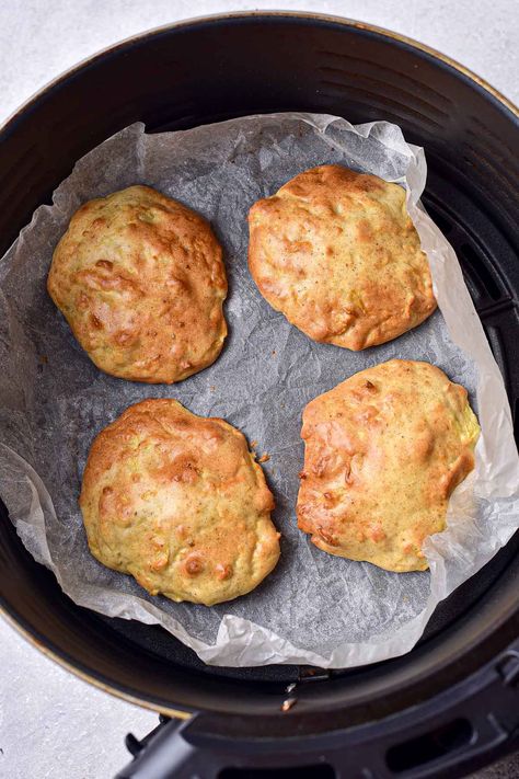 Want to make delicious Air Fryer Apple Fritters? These tasty sweet treats are loaded with apple and easy to make with just a few ingredients! Air Fryer Apple Fritters, Fried Dessert, Berry Compote, Apple Dessert, Apple Dessert Recipes, Apple Fritters, Baking Mix, Apple Desserts, Granny Smith