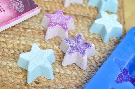 DIY Glitter Bath Bombs Bath Boms Diy Recipes, Bath Boms Diy, Bath Boms, Bombe Recipe, Glitter Bomb, Bath Bomb Recipes, Essential Oils Bath, Bath Fizzies, Star Darlings