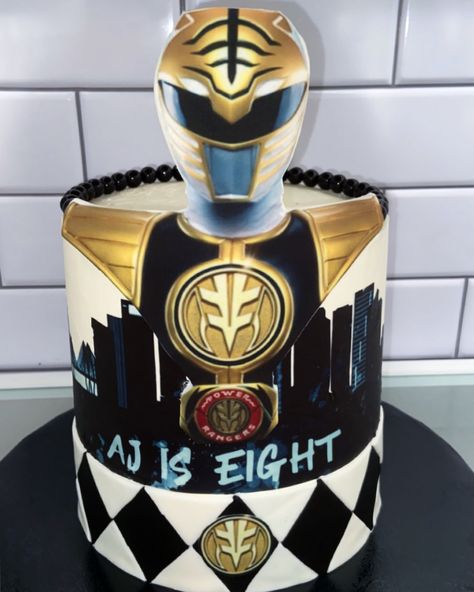 ▫️◽️◻️MIGHTY MORPHIN POWER RANGERS CAKE◻️◽️▫️ @polishedtreats #polishedtreats #mightymorphinpowerrangers #mightymorphinpowerrangerscake #powerrangers #powerrangercake #originalpowerrangers #cake #tommy #whiteranger #powerranger #tommyoliver #buttercream #buttercreamcake #edibleimages #vanillacake #swissmeringuebuttercream Gold Power Ranger Cake, Power Rangers Birthday Cake, Power Rangers Cake, Festa Power Rangers, Power Ranger Cake, Alice In Wonderland Props, Original Power Rangers, Power Ranger Birthday Party, Power Ranger Party