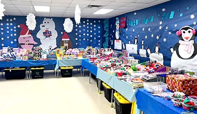 School Santa Shop Decorating Ideas, Pto Christmas Store, School Christmas Store Ideas, Pto Holiday Shop Ideas, Pta Holiday Shop, Santa Shop Decorating Ideas, Elementary School Holiday Shop, Pto Holiday Shop, School Holiday Shop Gift Ideas