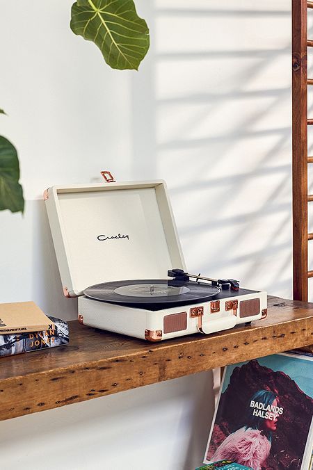 Feng Shui Room, Kitchen Styles French, Crosley Cruiser, French Style Bedroom, Clean Decor, French Style Homes, Vinyl Record Player, Uo Home, Decor Photography