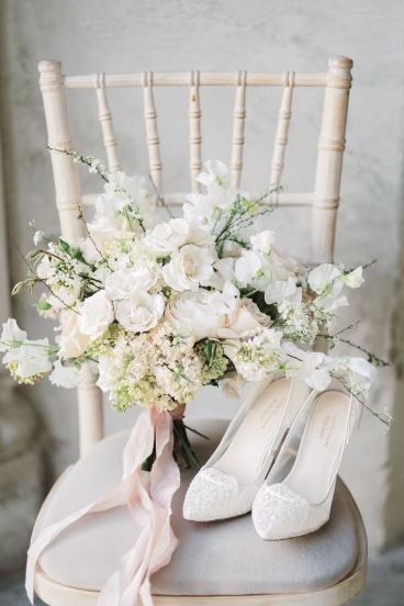 Bridal Bouquet With Baby Breath, Ashridge House, Elopement Bride, Bouquet Photography, Bridal Bouquet Pink, Provence Wedding, Bridal Details, Japanese Wedding, House Vintage