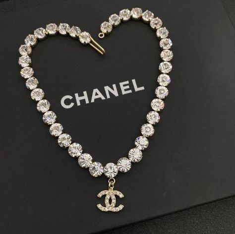 قلادات متدلية, Expensive Jewelry Luxury, Chanel Necklace, Bling Necklace, Jewelry Accessories Ideas, Girly Accessories, Jewelry Fashion Trends, Chain Fashion, Classy Jewelry