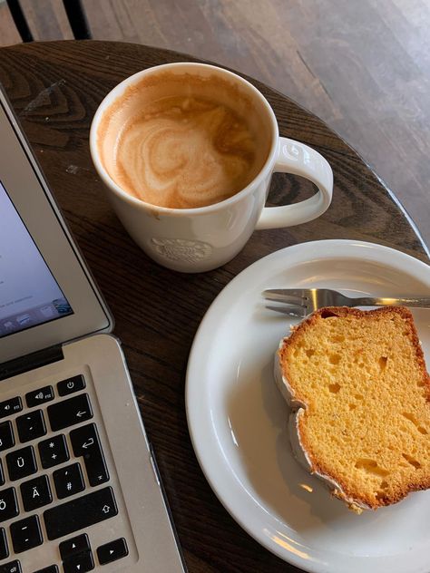 Merienda Aesthetic, Coffee Geek, Coffee Shop Aesthetic, Starbucks Drink, Coffee Obsession, Think Food, Aesthetic Coffee, Drink Coffee, But First Coffee