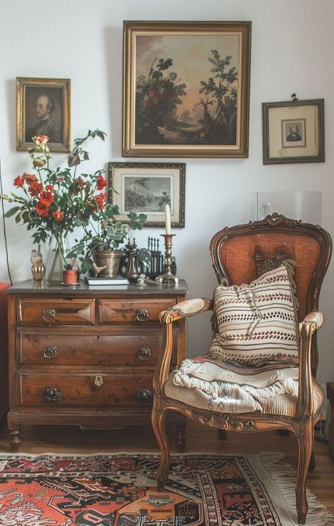 Give vintage a modern makeover with these creative and inspiring decor solutions. #the #Timeless #DecorInspiration #Exploring #Charm #of #HomeDecorating #Decor #Home #HomeDecor #Vintage French Antiques Decor, Married Apartment, Cozy Vintage Home, Vintage House Decor, Antique House Decor, Vintage Contemporary Decor, Vintage Apartment Decor, Vintage Decor Ideas, Vintage Apartment