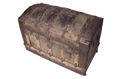 How to Restore a Leather Trunk Trunk Redo, Antique Trunk Restoration, Trunk Makeover, Antique Steamer Trunk, Metal Trunks, Wooden Trunk, Wooden Trunks, Old Trunks, Leather Trunk