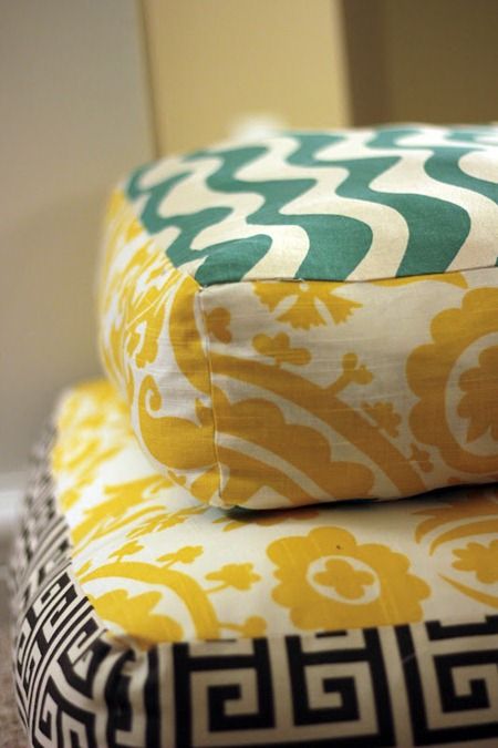 How to Make Giant Floor Pillows-so easy and much more attractive than bean bags Trigger needs this! Floor Pillows Diy, Giant Floor Pillows, Colors And Patterns, Costura Diy, Diy Quilt, Diy Pillows, Easy Home Decor, Sewing Projects For Beginners, Diy Couture