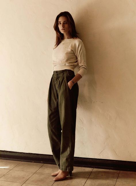 diana pleated olive herringbone Baggy Minimalist Outfit, Historian Aesthetic Outfit, Historian Aesthetic, Herringbone Fashion, Vintage Womens Fashion, Therapist Outfit, Style For Short Women, Bbq Outfits, Steam Machine