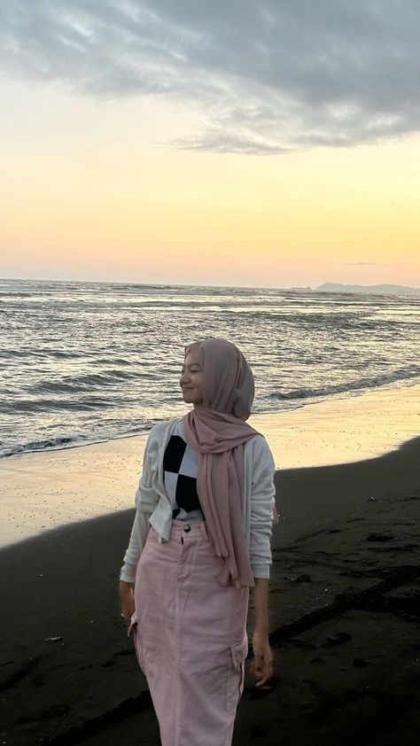 Outfit Hijab Pantai Simple, Ootd Colorful Hijab, Outfit Hijab Pantai, Outfit Bali, Ootd Non Hijab, Ootd Colorful, Outfit Rok, Simple Ootd, Hijab Aesthetic