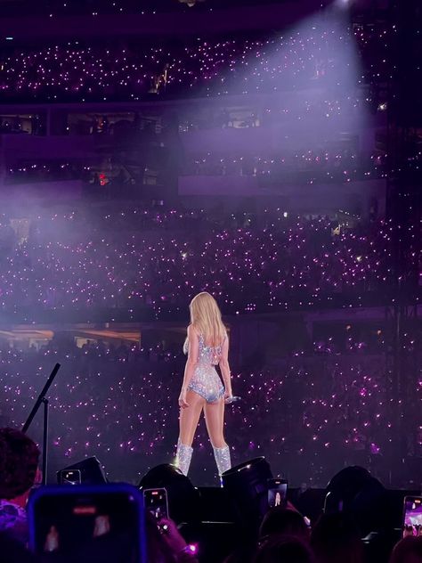 Taylor Concert Pics, Concert Taylor Swift, Taylor Swift Performing, Taylor Concert, Swift Tour, Estilo Taylor Swift, Taylor Swift Cute, Dream Concert, Dara Kpop