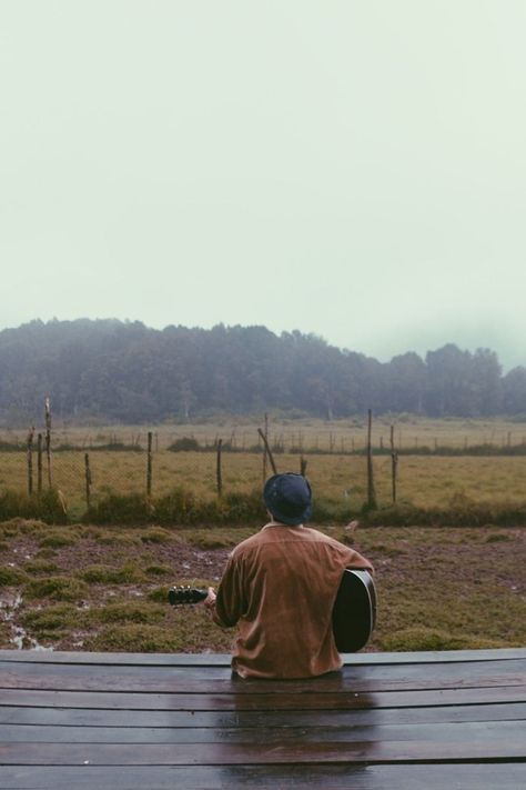 Folk Guitar Aesthetic, Folk Song Aesthetic, Indie Artist Photoshoot, Folk Band Aesthetic, Playing Guitar In Nature, Folk Music Aesthetic, Basic Chords Guitar, Folk Photography, Guitar Photoshoot