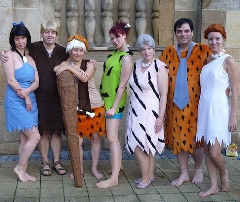 Cómo crear tu disfraz de Picapiedra casero Flinstones Group Costume, Flintstones Cosplay, Disney Group Costumes, Camper Halloween, Flintstones Halloween Costumes, Karneval Diy, Office Halloween Costumes, Betty Rubble, Bamm Bamm