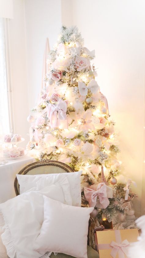 MY PRETTY PINK WONDERLAND AND CHRISTMAS TREE.. Christmas Holiday Traditions, Pink Wonderland, Christmas Princess, The Nutcracker Ballet, Pink Frosting, Beautiful Christmas Decorations, Beautiful Cupcakes, Pink Christmas Decorations, Beautiful Pink Flowers