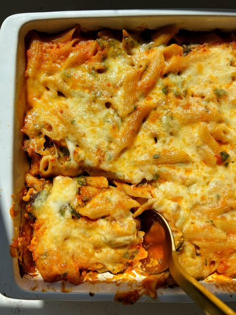 Gluten-free No-Boil Pumpkin Pasta Bake Pumpkin Pasta Recipes, Gluten Free Pasta Bake, Easy Pumpkin Pasta, Pasta Pumpkin, Burger Pasta, Pumpkin Pasta Bake, Healthy Pasta Bake, Pumpkin Pasta Recipe, Gluten Free Burger