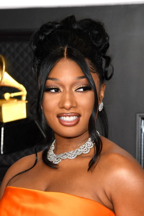 The "Supermodel Lip" Is the Latest '90s Makeup Trend Making a Huge Comeback Megan Thee Stallion Hairstyles, Megan Thee Stallion Hair, Meghan Thee Stallion, 90s Makeup Trends, Tina Snow, Brown Lip Liner, Black Celebrity News, Lipstick Nails, Thee Stallion