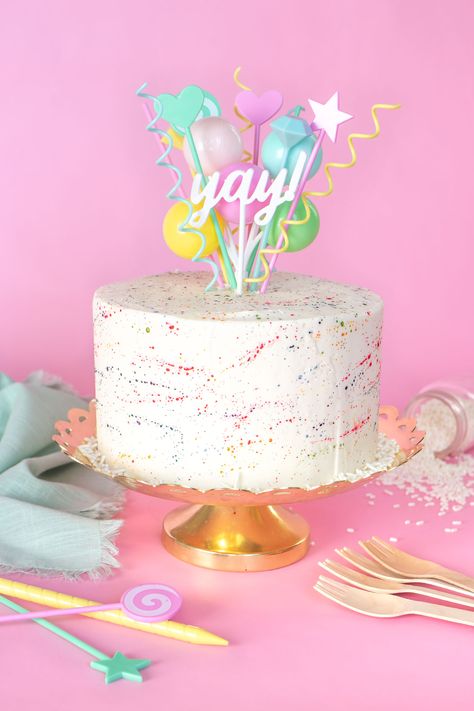 Colorful Splatter Cake // Decorate your favorite cake with splattered food coloring for a fun take on splatter paint designs popular in the 1980s and 90s, perfect for birthdays and other celebrations! #cakedecorating #cake #cakeideas #birthdaycake #birthday #painting #90s #80s Paint Splatter Cake, Classic Vanilla Cake, Splatter Cake, Cake Classic, Idee Babyshower, Birthday Club, Vanilla Cake Recipe, Easy Cake Decorating, Business Startup