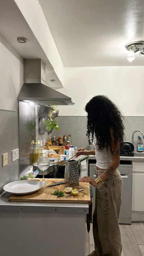 Hobbies Aesthetic Cooking, Vision Board Photos Entrepreneur, Woman Cooking Aesthetic, Bali Poses, Aesthetics Girl, Cooking Aesthetic, Prayer Vision Board, Faceless Instagram, Vision Board Themes