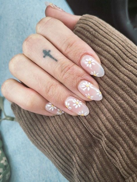 Floral Nails Nude Base, Summer Nails Daisy White Flowers, Nude Nails With Daisies, Nude With Flowers Nails, Nails Daisy Flower, Neutral Floral Nails, Nude Floral Nails, Nude Flower Nails, White Flower Nails