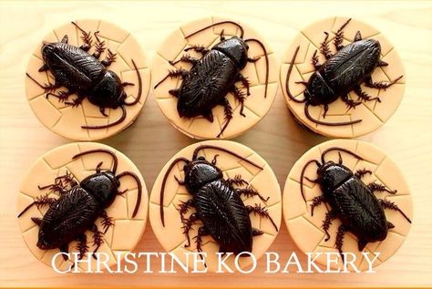 Cockroaches Cupcakes Cockroach Cupcakes, Cockroach Cake, Coraline Cookies, Kitsch Party, Bug Wedding, Fear Factor Party, Bug Food, Bright Cakes, Snake Cakes