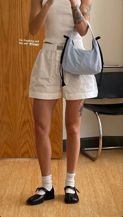 Sandy Liang X Baggu, Baggu Shoulder Bag Outfit, Sandy Liang Baggu, Sandy Liang, Outfits Casuales, Casual Fits, Daily Outfits, Simple Outfits, Pretty Outfits