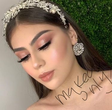 Rose Gold Makeup Looks, Quinceanera Makeup, Rose Gold Eye Makeup, Makeup Ojos, Gold Makeup Looks, Pink Quince, Engagement Makeup, Rose Gold Makeup, Quince Hairstyles