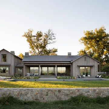 White Brick House Exterior, Country Home Exterior, Farmhouse Style Exterior, Scandinavian Farmhouse, Exterior Home Design, Exterior House Remodel, Farmhouse Landscaping, Brick Exterior House, Exterior Home