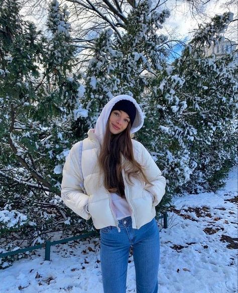 Emma Aurora, Winter Chill Outfits, Winter Poses, Juliette Ferrars, Snow Pics, Winter Outfits Snow, Snow Photoshoot, Snow Bunny, Snow Girl