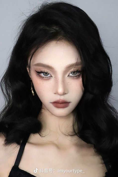 Dark Winter Makeup, Chinese Douyin Makeup, Eye Makeup Dark, Douyin Makeup Look, Fall Winter Makeup, Dark Fairy Makeup, Chinese Douyin, Latina Makeup Looks, Dark Makeup Looks