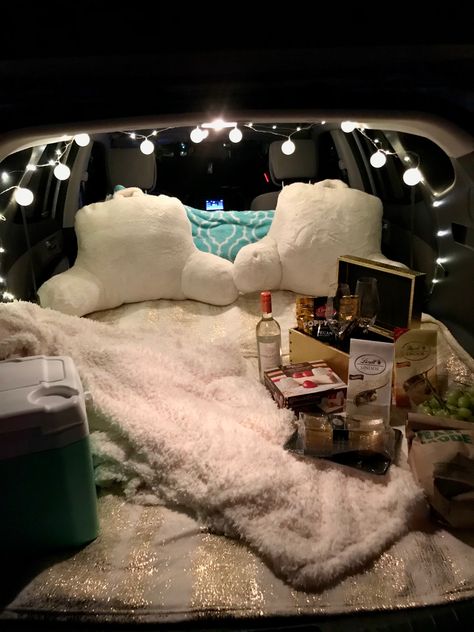 Indoor Drive In Movie Theater, Back Of Jeep Date Night, Car Romantic Date, Jeep Drive In Movie, Drive In Outfit Ideas, Car Dates Couples Night, Car Movie Night Date, Outdoor Date Night Ideas Romantic, Drive In Theatre Aesthetic