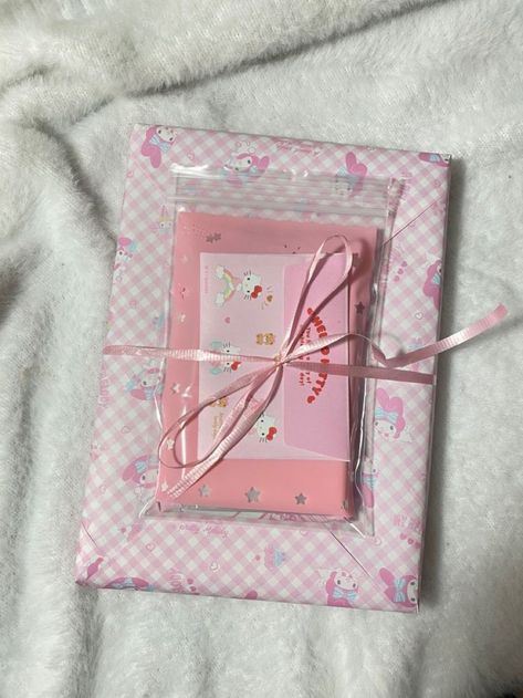 Pastel Gift Ideas, Photocard Gift Ideas, Cute Gift Packaging Ideas, Kpop Gifts Ideas, Photocard Packaging, Birthday Wrapping Ideas, Cute Packaging Ideas, Pretty Letters, Gift Ideas Christmas