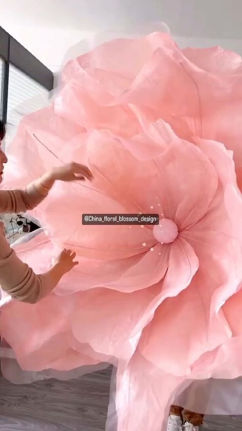 Our designer’s daily life..We are responsible for producing flower arrangements everyday.. Giant poppy: diameter 150cm. #christmasdecor… | Instagram Giant Foam Flowers Diy, Paper Flower Backdrop Diy, Diy Disco Ball, Farmhouse Valentine Decor, Giant Paper Flowers Diy, Decoration Buffet, Flower Costume, Large Flower Arrangements, Flower Wall Backdrop