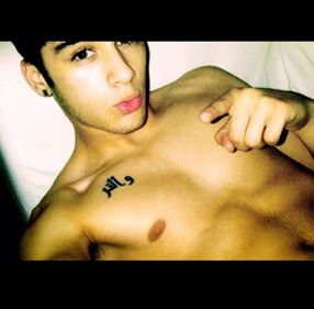 Hotdamn. Zayn Zayn Malik Shirtless, Zayn Malik Tattoos, Arabic Tattoo Design, Zany Malik, Arabic Tattoo, Boy Tattoos, Pop Singers, Zayn Malik, Liam Payne