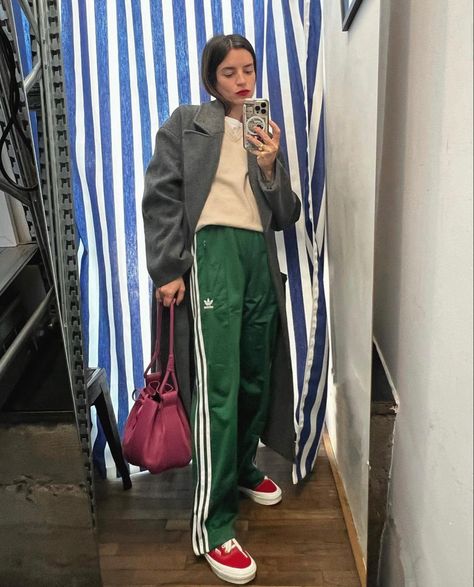 Adidas Track Pants Outfit, Adidas Pants Outfit, Looks Adidas, Track Pants Outfit, Thanksgiving Outfit Ideas, Perfect Thanksgiving, Joggers Outfit, Thanksgiving Celebration, Looks Street Style