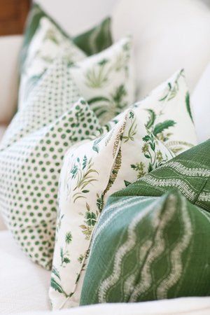 Decor Business, Estilo Tropical, Textil Design, Coastal Living Rooms, White Cottage, Cottage Interiors, Green Pillows, Green Decor, Green Rooms