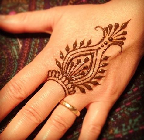 In our school we were not allowed to apply mehndi even during Eid because the brownish orange colour of henna would stay for atleast 2 wee... Simple Christmas Nails, Henne Tattoo, Tattoo Mehndi, Jagua Henna, Small Henna, Henna Drawings, Tato Henna, Foot Henna, Henna Tattoo Hand