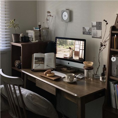 Brown Desk, Pc Table, Aesthetic Brown, Room Redesign, Study Inspo, Pinterest Room Decor, Study Room Decor, Cozy Room Decor, Dream Room Inspiration