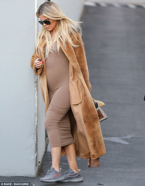 Khloe Kardashian Pregnant Style, Khloe Pregnant, Khloe Kardashian Pregnant, Klohe Kardashian, Khlo Money, Yeezy Trainers, Kardashian Pregnant, Khloe Kardashian Outfits, Pregnant Life