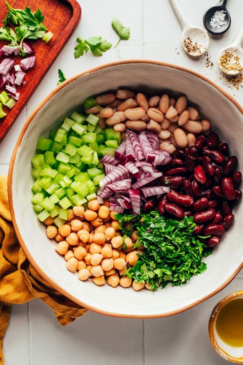 Three bean salad: a GO-TO side for summer gatherings, or anytime you’re craving an easy, fiber-packed dish! Just 10 minutes required. #minimalistbaker #beans #salad #fiber #plantbased Three Bean Salad Recipe, 3 Bean Salad, Beans Salad, Three Bean Salad, Types Of Beans, Bean Salad Recipes, Minimalist Baker, Candida Diet, Lunch To Go