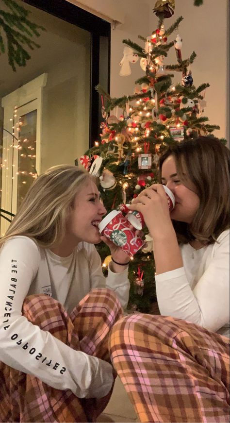 Christmas Photoshoot Siblings, Christmas Poses For Friends, Christmas Photos To Recreate, Christmas Photoshoot With Friends, Christmas Girls, Christmas Photos Friends, Christmas With Bestie, Christmas Best Friend Pictures, Christmas Besties