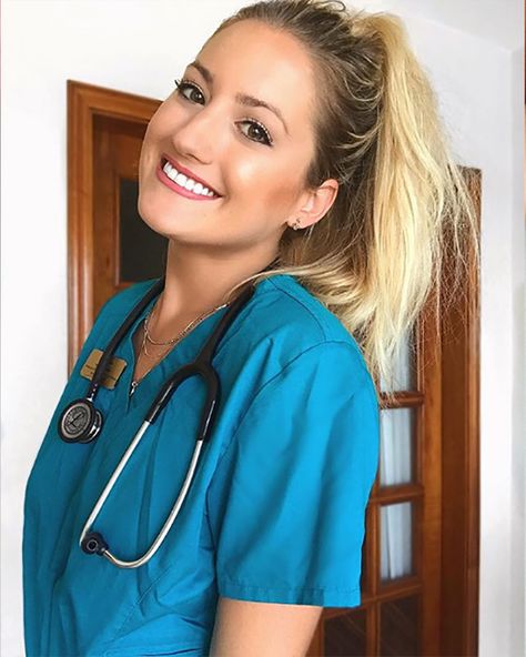 It’s hard not to smile when your wearing #MaevnScrubs! Medical Student, @tayavakian goes to school in the caribbean, which makes our moisture-wicking EON scrubs perfect for her! The breathable COOLMAX fabric technology works to keep you cool and dry no matter the climate! #medschool #medicalstudent #medlife #cutescrubs