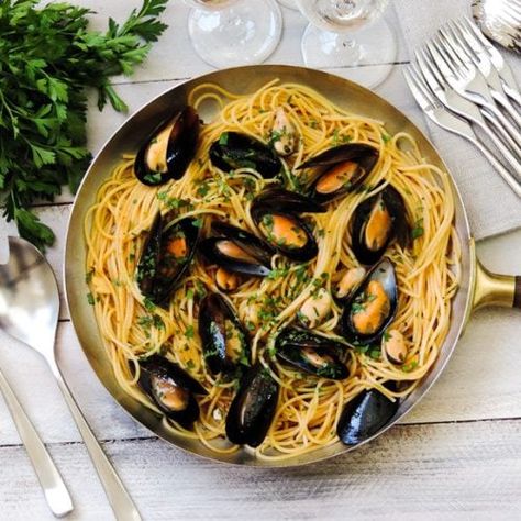 Mussels Recipe Pasta, Pasta With Mussels, Seafood Pasta Dishes, Authentic Italian Recipes, Marzano Tomatoes, Mussels Recipe, Italian Recipes Easy, Sicilian Recipes, Seafood Pasta