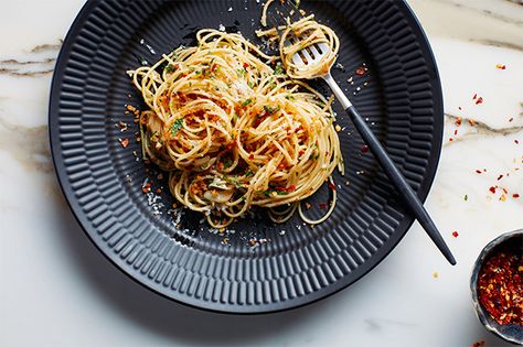 This easy version of aglio e olio (garlic and oil) sauce includes anchovies, red pepper flakes, and freshly toasted breadcrumbs, which add great flavor and a little crunch. Pantry Pasta, Puttanesca Recipe, Anchovy Pasta, Anchovy Sauce, 7 Fishes, Italian Seafood Recipes, Pasta Puttanesca, Garlic Pasta, Pasta Dinners