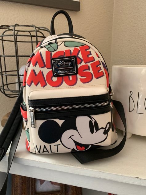 Disneyland Backpack, Lounge Fly, Disney Bags Backpacks, Cute Mini Bags, Cute School Bags, Cute Disney Outfits, Cute Mini Backpacks, Disney Souvenirs, Stylish School Bags