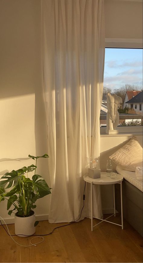 White Drapes Bedroom, Beige Curtains Bedroom, Clean Room Aesthetic, White Curtains Bedroom, Minimalistic Room, Beige Room, Aesthetic Bedroom Decor, Bedroom Blinds, Bedroom Drapes