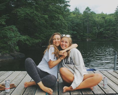 friends Best Friend Hiking Pictures, Cottage Friends Aesthetic, Cute Camping Pictures Friends, Casual Friend Pictures, Friend Lake Pictures, Cottage Pics With Friends, Best Friend Lake Pictures, Lake Poses Picture Ideas With Friends, Cottage Photos With Friends