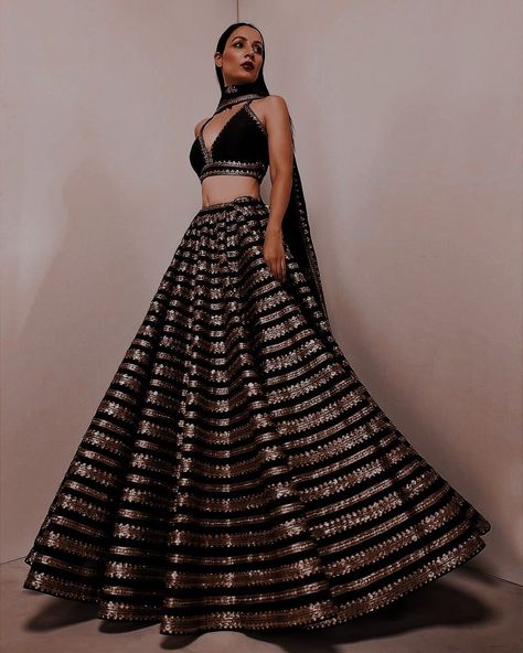 Teenage Indian Wedding Outfits, Sangeet Outfit Bridal Black, Royal Indian Outfits Women, Black Aesthetic Lehenga, Black Lehenga Aesthetic, Black Sangeet Outfit, Dresses For Sangeet Indian Outfits, Black Bridal Lehenga, Aesthetic Lehenga